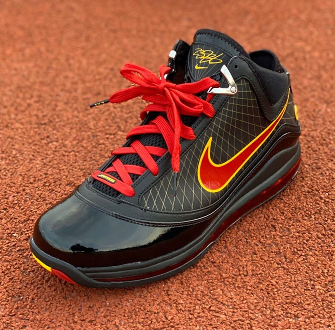 Nike LeBron 7 retro