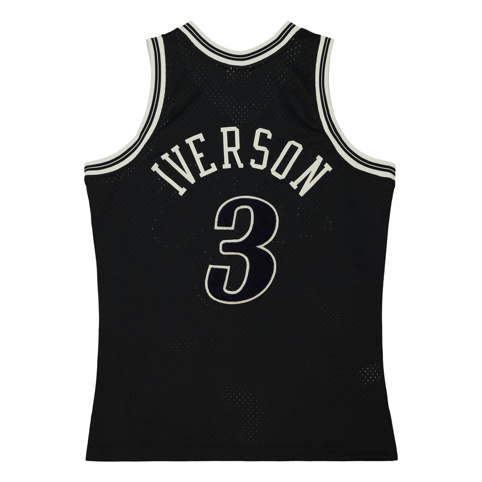 Купить Джерси Mitchell & Ness Off Court Chenille Swingman Allen Iverson Philadelphia 76ers 2000-01 | TFSM5882-P7600AIVBLCK в Москве или заказать доставку на Slamdunk.su
