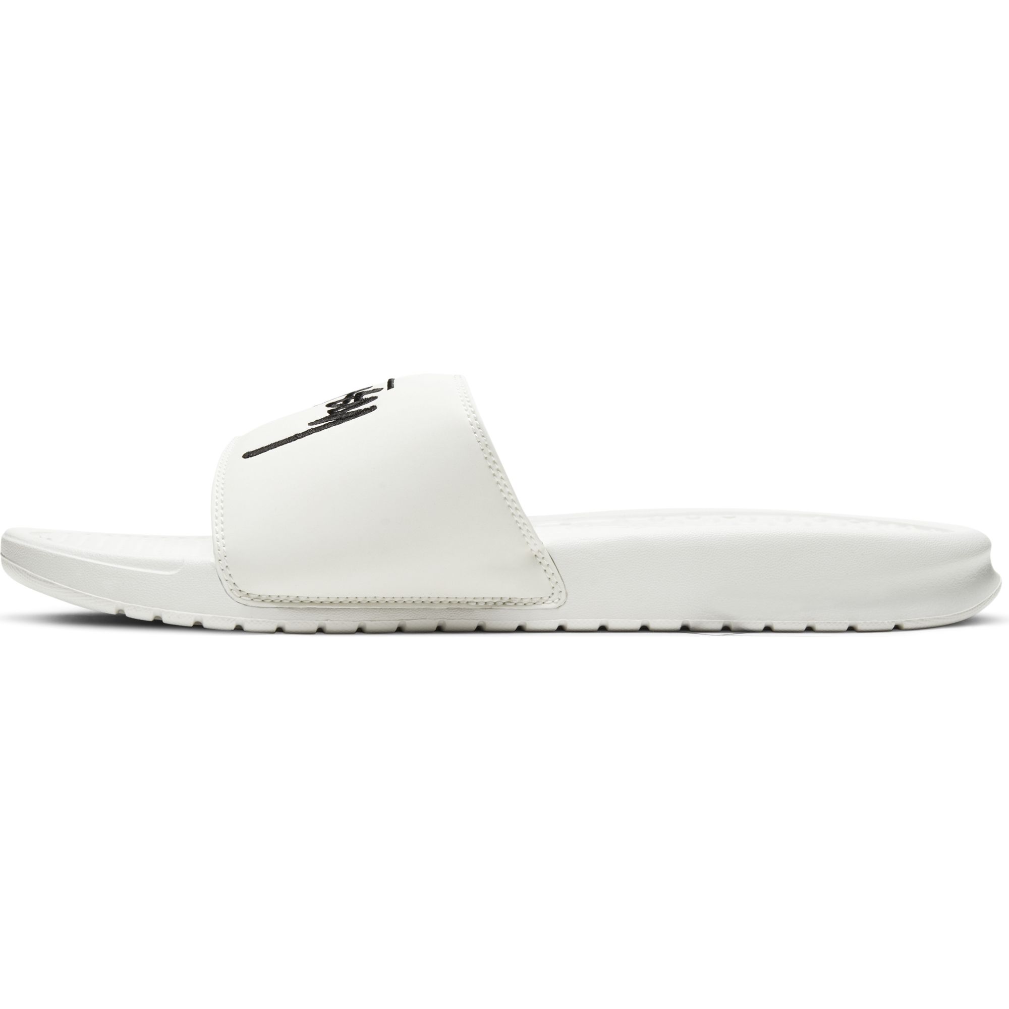 Купить Сланцы Nike Benassi x Stüssy | DC5239-100 в Москве или заказать доставку на Slamdunk.su