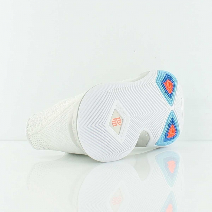 Купить Детские баскетбольные кроссовки Nike Kyrie 3 (PS) | 869985-101 в Москве или заказать доставку на Slamdunk.su